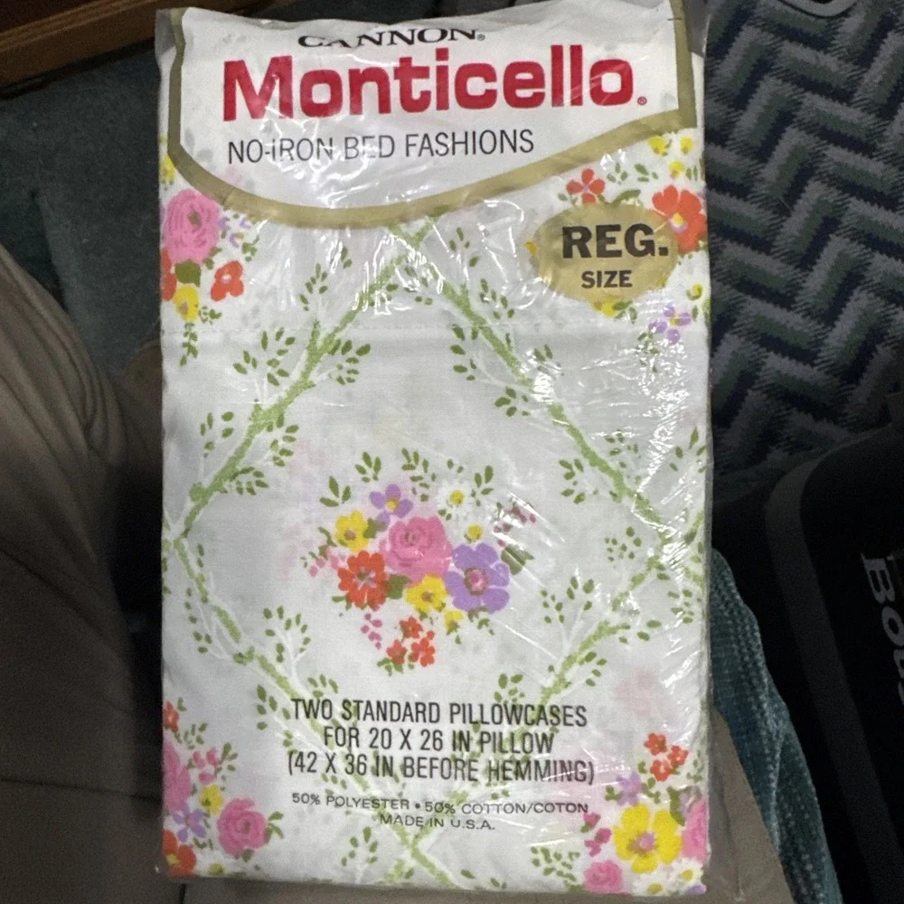 Cannon Monticello Two Pillowcases No Iron Regular Size NOS Vintage Floral Flower